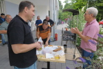 Aber jetzt wird erstmal gegrillt. Udo betet gerade, dass sich Ralf mit dem brutal scharfen Messer nicht in die Finger schneidet. Aber jetzt wird erstmal gegrillt. Udo betet gerade, dass sich Ralf mit dem brutal scharfen Messer nicht in die Finger schneidet.