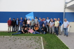 Nach der Begrüßungsrede versammeln sich alle zu einem Gruppenbild. Da in der Breite nicht alle aufs Bild passen, mussten sich ein paar flach auf den Boden legen. Nach der Begrüßungsrede versammeln sich alle zu einem Gruppenbild. Da in der Breite nicht alle aufs Bild passen, mussten sich ein paar flach auf den Boden legen.