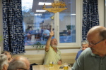 Nach dem Essen läutet Dieter mit der Männerriegen-Glocke und sorgt damit für Silentium. Nach dem Essen läutet Dieter mit der Männerriegen-Glocke und sorgt damit für Silentium.