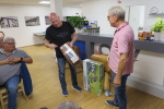 Zum Dank für sein jahrzehntelanges Engagement für die Männerriege übereicht Dreschi als Geschenk unter anderem einen 50 Meter langen Gartenschlauch. Das bisherige kräftezehrende Schleppen von Gießkannen hat damit ein Ende. Zum Dank für sein jahrzehntelanges Engagement für die Männerriege übereicht Dreschi als Geschenk unter anderem einen 50 Meter langen Gartenschlauch. Das bisherige kräftezehrende Schleppen von Gießkannen hat damit ein Ende.